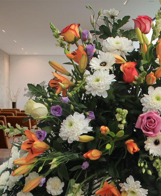 Corona de flores variadas para funeral